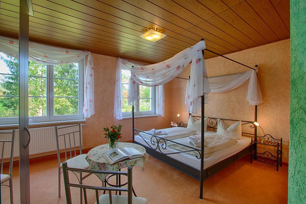 Kraeuterbaude Hotel Saupsdorf ภายนอก รูปภาพ